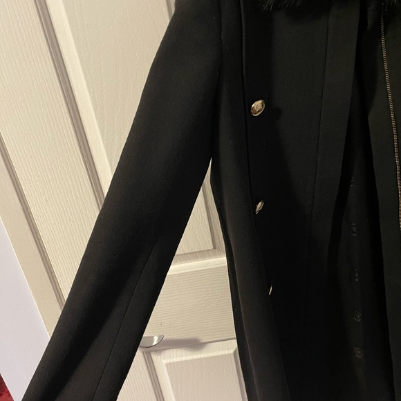 Massimo Dutti Black coat with gold buttons and removable fur collar - Picture 6 of 13